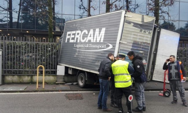 Un Camion Sfonda Il Cancello Della Rottapharm Prima Monza