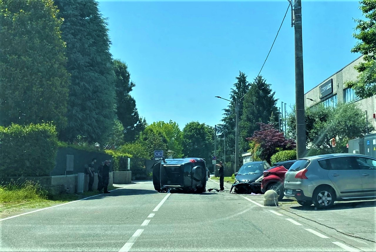 Carate Brianza Incidente Con Ribaltamento In Via Rivera Prima Monza