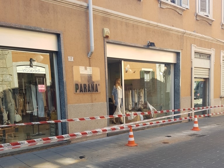Giussano, perde olio dall’auto e abbatte i paletti sul marciapiede