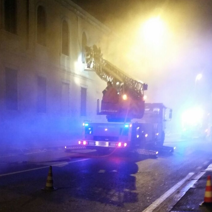 A fuoco edificio abbandonato in centro a Monza: colpa dei senza fissa dimora?