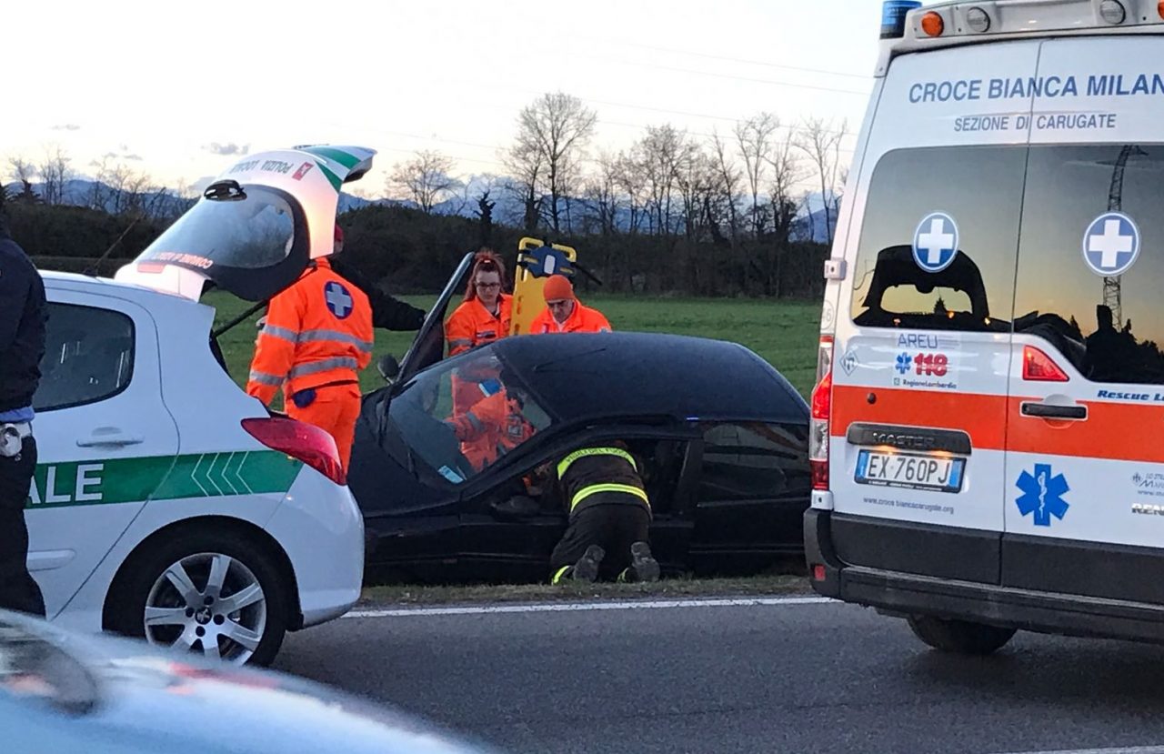 Agrate, una donna sbanda e finisce nel fosso in via Kennedy