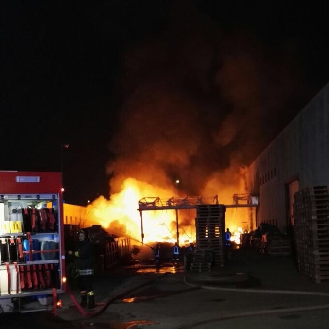 Agrate, incendio in un magazzino cinese