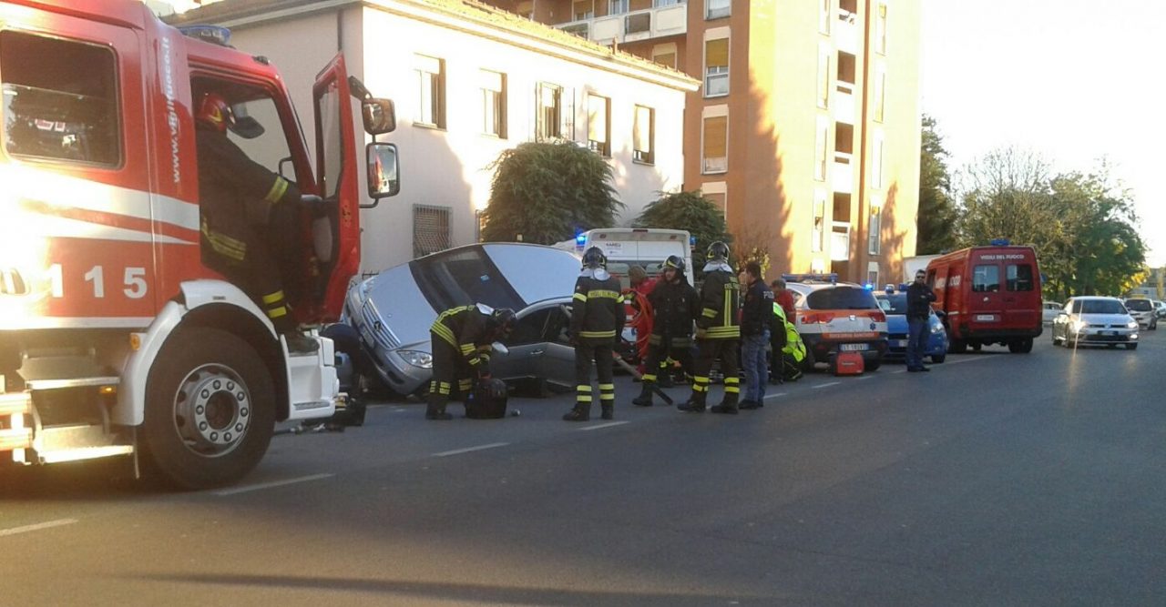Anziano perde il controllo e finisce “in groppa” a un’altra auto (VIDEO)