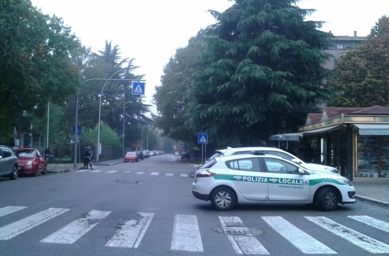 Auto finisce sul marciapiede a San Fruttuoso di Monza e investe quattro ragazzini delle medie