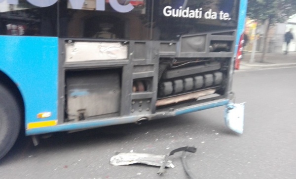 Autobus carico di passeggeri centrato in pieno da un furgone