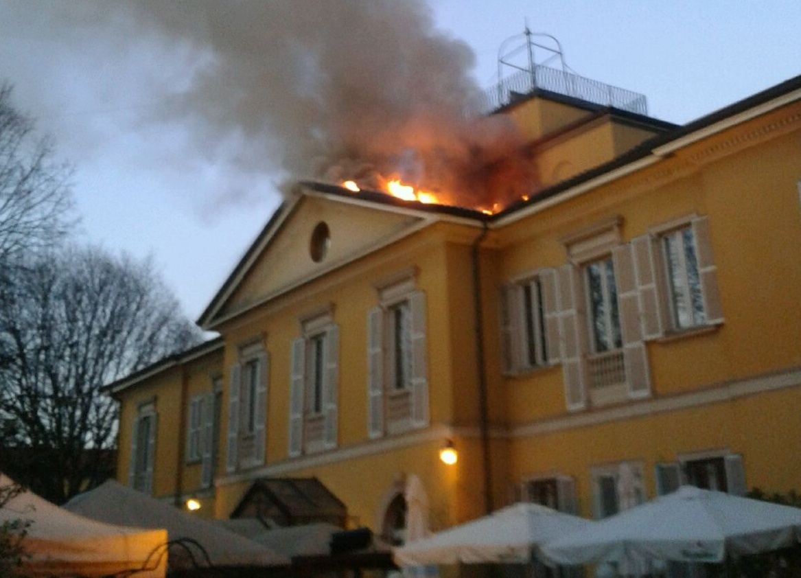 Befana “infuocata”, incendio in centro a Sesto durante il corteo
