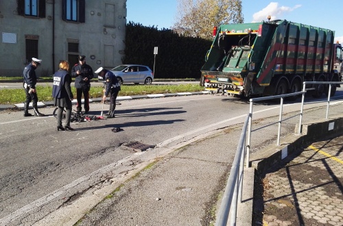Bernareggio: ciclista finisce sotto il camion con le gambe stritolate