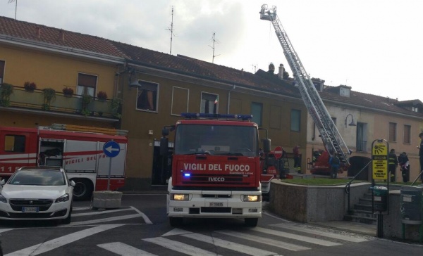 Biassono, brucia un tetto. Pompieri al lavoro