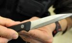 Biassono, sfonda finestra di casa e minaccia giovane con un coltello