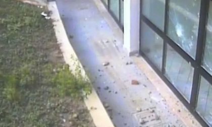 Bovisio Masciago - Baby vandali prendono a sassate le vetrate della mensa scolastica
