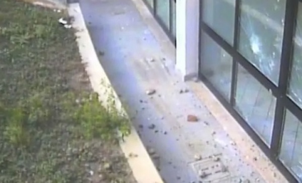 Bovisio Masciago – Baby vandali prendono a sassate le vetrate della mensa scolastica