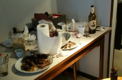 Burago Molgora: mangiano e dormono in casa sua, poi lo derubano di ogni cosa