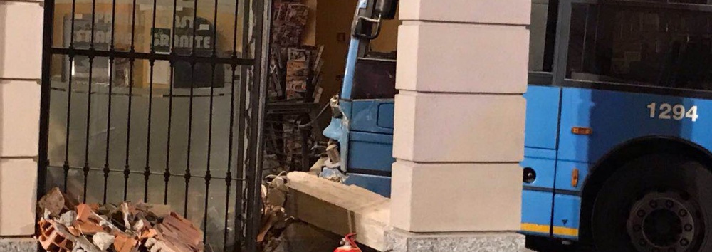 Busnago: bus di linea piomba in un bar. Undici feriti