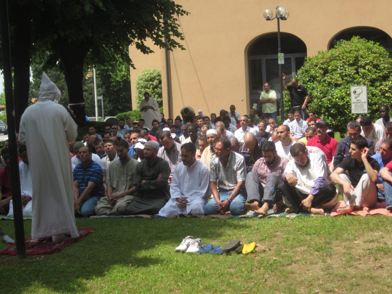 Renate, la comunità islamica scende in piazza