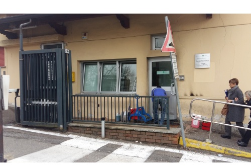 Carate, appicca fuoco al Sert. Caccia al piromane