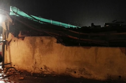 Carate, paura in centro. Crollo improvviso di un tetto di un edificio in ristrutturazione