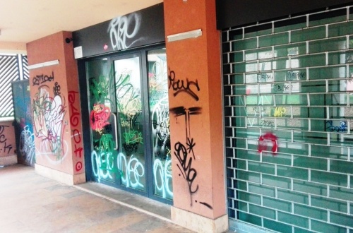 Carate, vandali devastano il centro la notte di Halloween