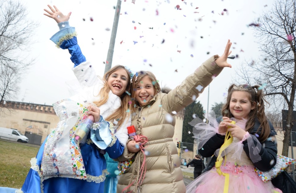 Carnevale a Monza, le scuole in corteo