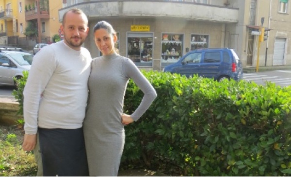 Cesano, giardinieri “fai da te” contro la siepe selvaggia di fronte al negozio