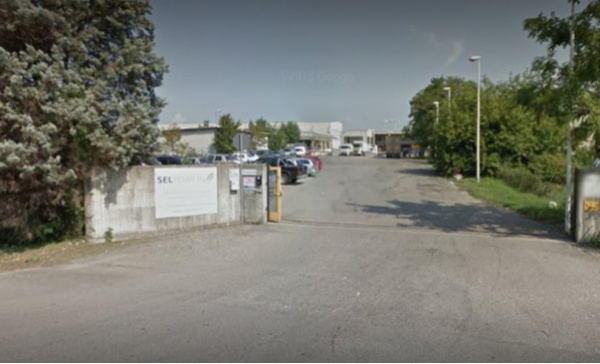 Concorezzo: gru ribalta un camion