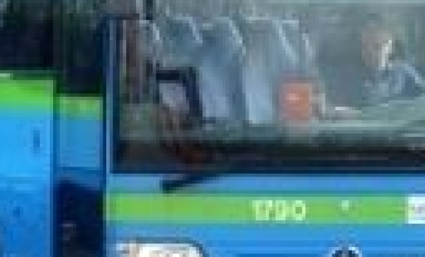Concorezzo: ragazze si azzuffano sul bus per il fidanzato. Denunce e vertebra rotta