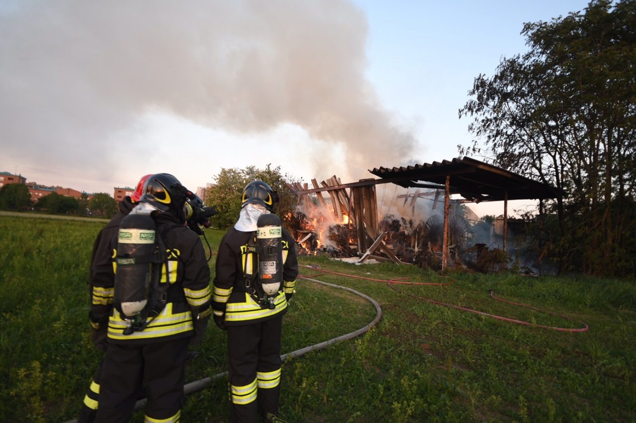 Incendio tra Nova e Cinisello: è allarme eternit