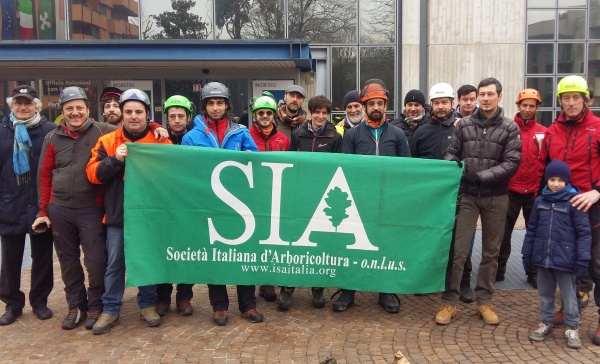Desio – Contro le potature-horror gli esperti scendono in piazza