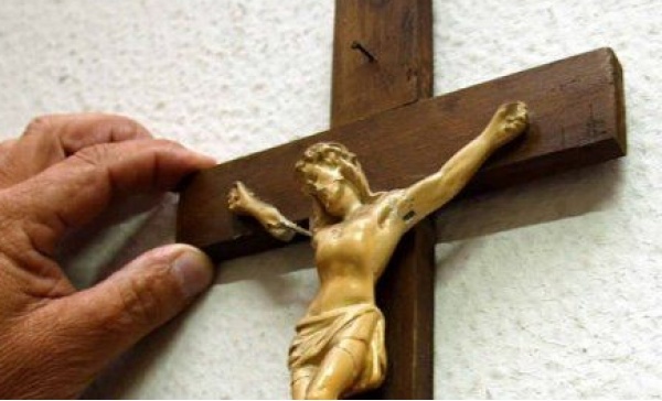 Desio, “Rimettete il crocifisso in aula”