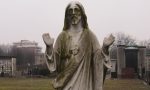 Desio - Vandalismo al cimitero, tranciate le mani a una statua