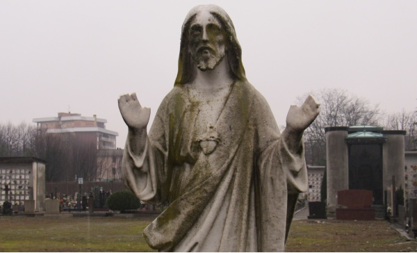 Desio – Vandalismo al cimitero, tranciate le mani a una statua