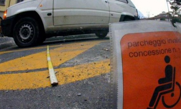 Desio, parcheggi per i disabili sulle strisce blu: gratis la prima ora