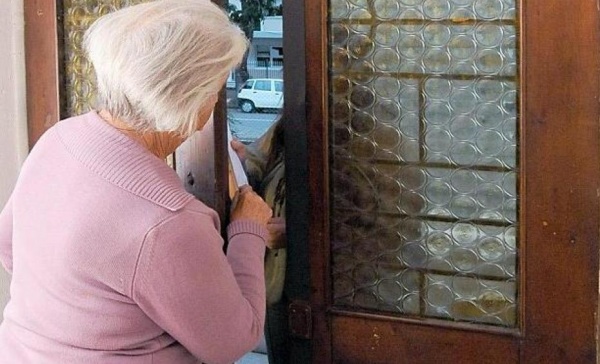 Desio, tenta di truffare un’anziana, messo in fuga da una parente