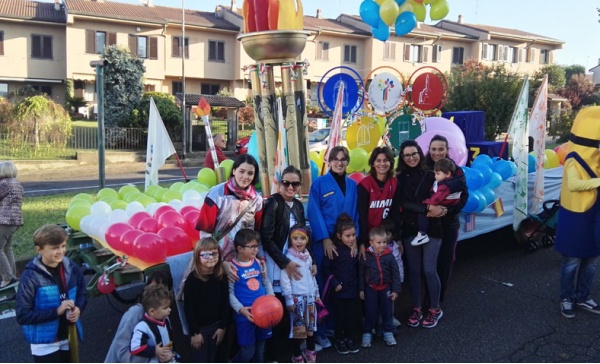 Festa del ringraziamento, i carri dei rioni sfilano a Tregasio di Triuggio