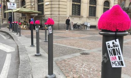 Festa della donna: a Monza hanno sferruzzato per riempire la città di «pussyhat»