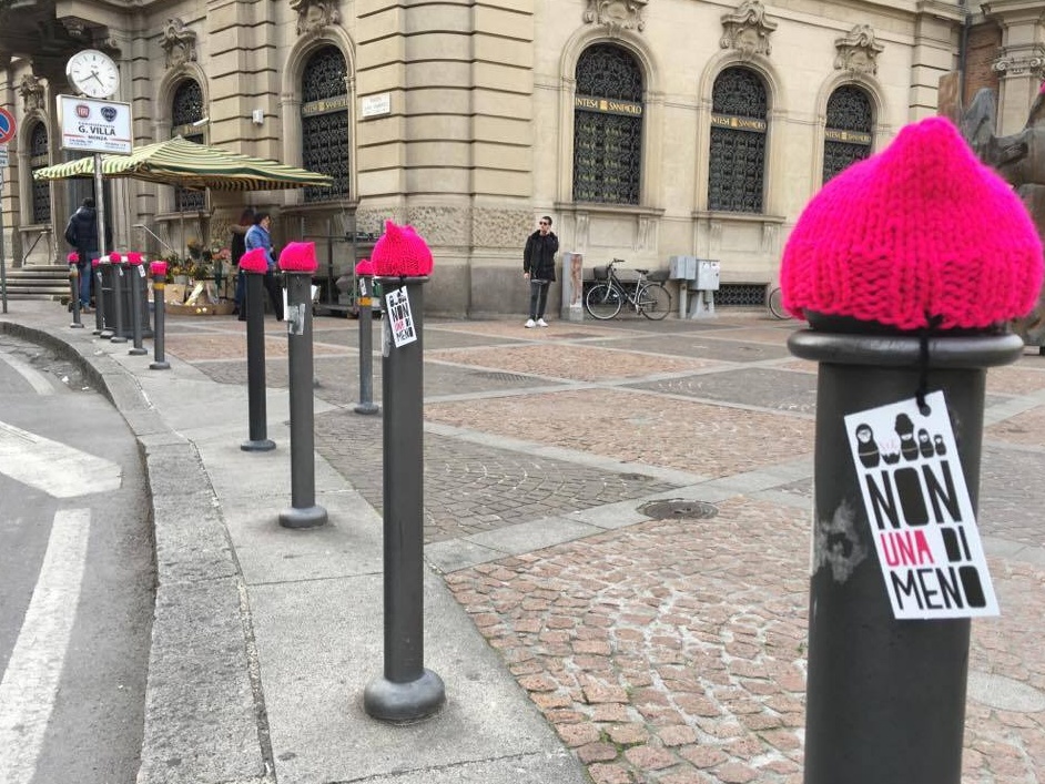 Festa della donna: a Monza hanno sferruzzato per riempire la città di «pussyhat»