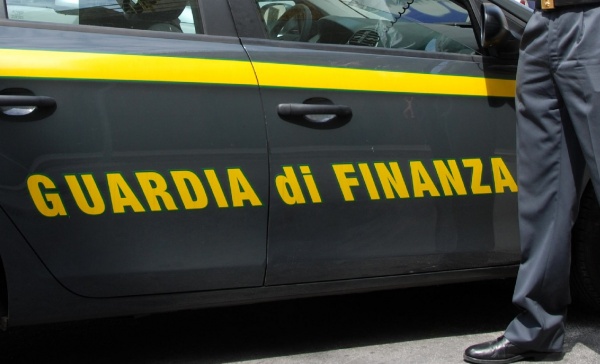 Guardia di finanza, maxi sequestro di droga. 127 chili di marijuana e due trafficanti in manette