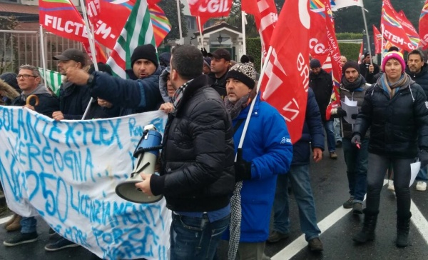 I lavoratori della KFlex di Roncello bloccano laSp2