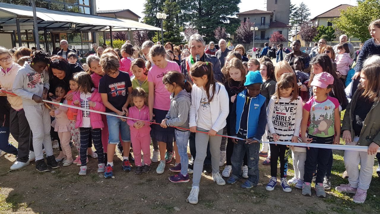 Renate, i bimbi inaugurano il parchetto riqualificato