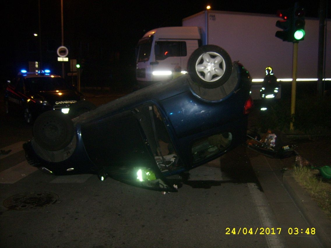 Arcore, auto ribaltata in via Casati