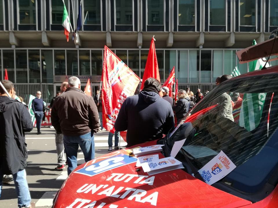 k-flex presidio Roncello sciopero bandiere sindacati assolombarda
