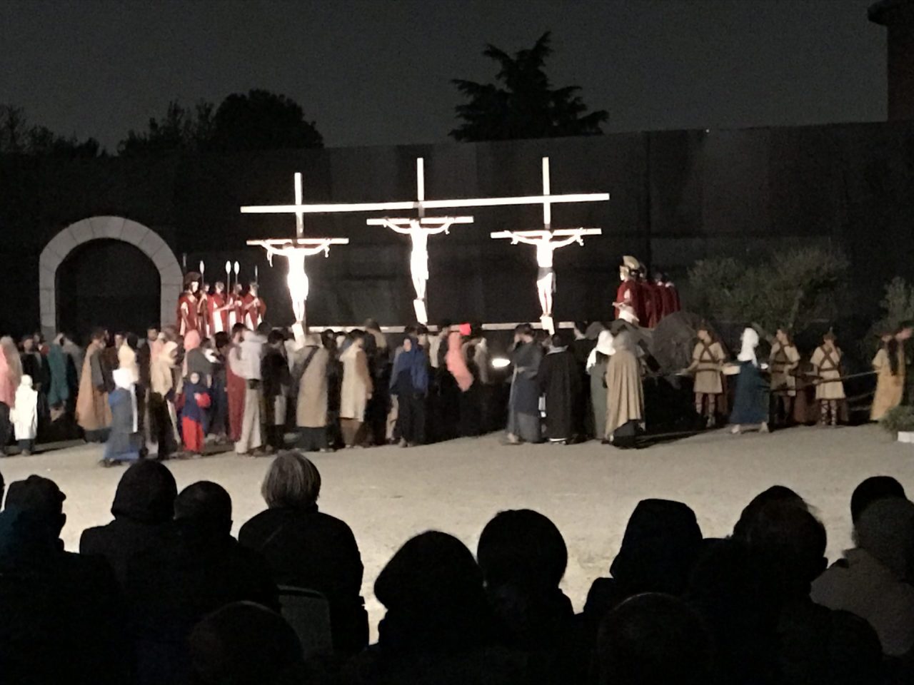 Agrate: pienone alla Passione di Cristo (2 VIDEO)