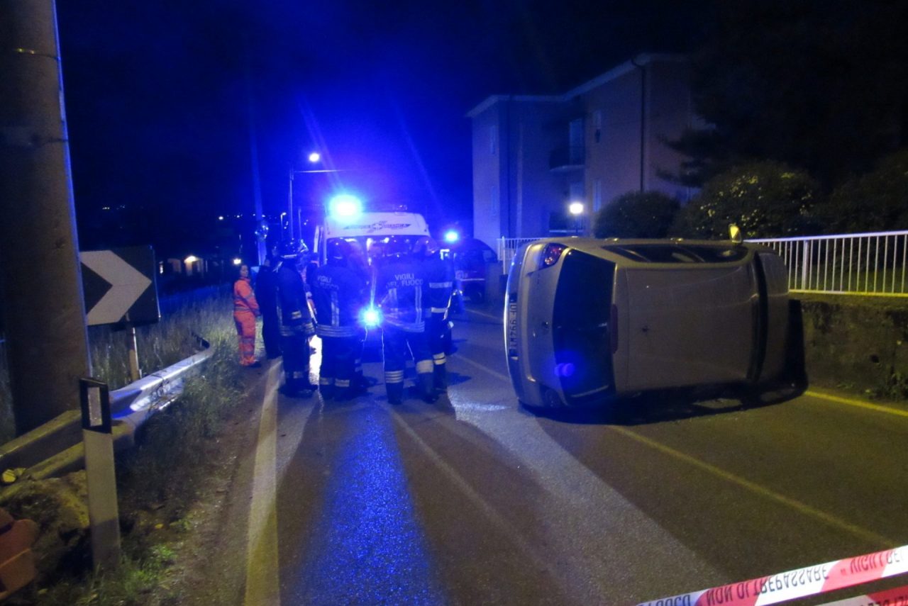 Auto si ribalta a Veduggio