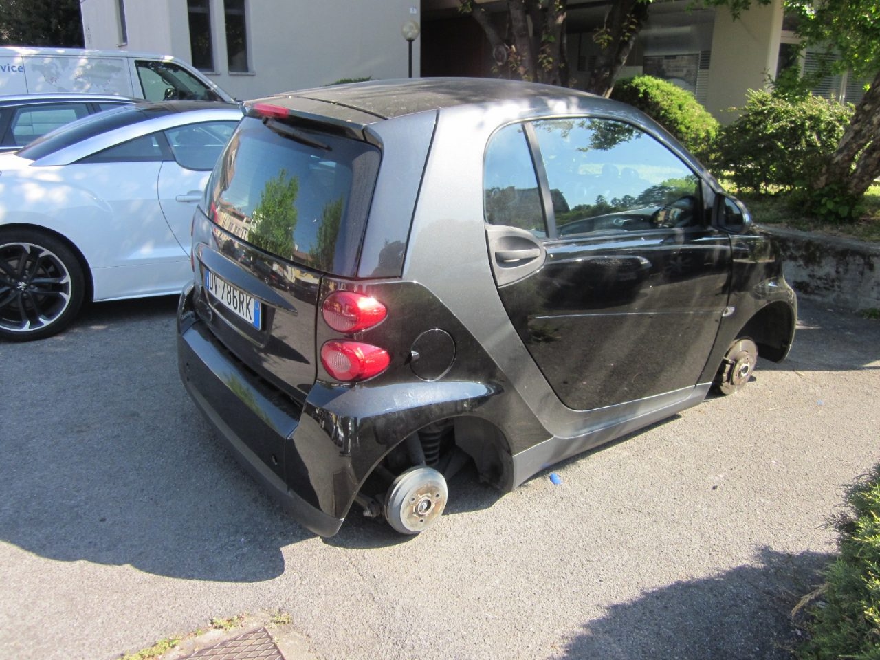 Furto a Seregno, rubate le quattro gomme di una Smart