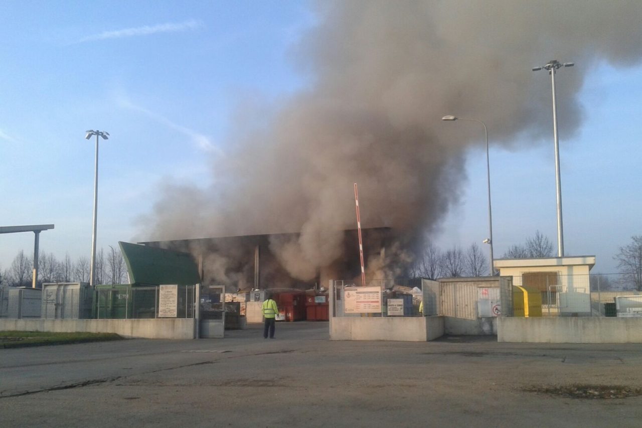 In fiamme la discarica comunale di Lissone (VIDEO)