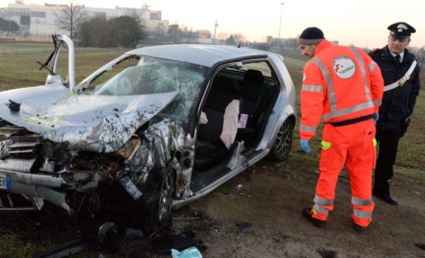 In trappola per ore nell’auto distrutta