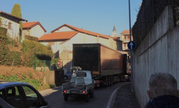 Lentate, “chiudiamo via Gerbino ai camion”