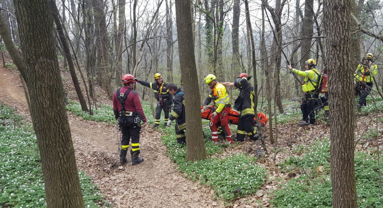 Lesmo, donna nel bosco inciampa e cade in un crepaccio (VIDEO)