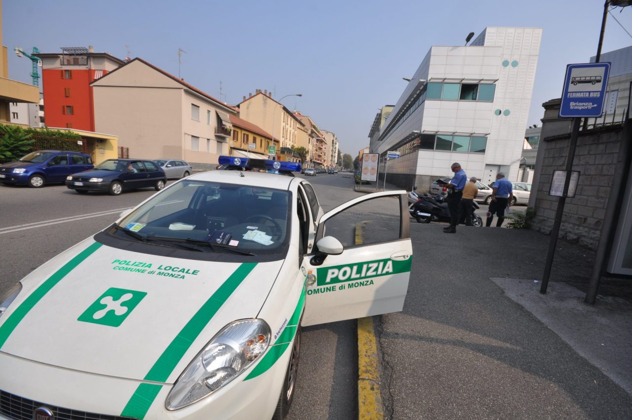 Scontro tra ciclista e autocarro, che non si ferma