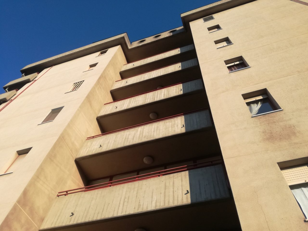 Mistero svelato: era un suicida per amore l’uomo precipitato dal 5° piano a Monza
