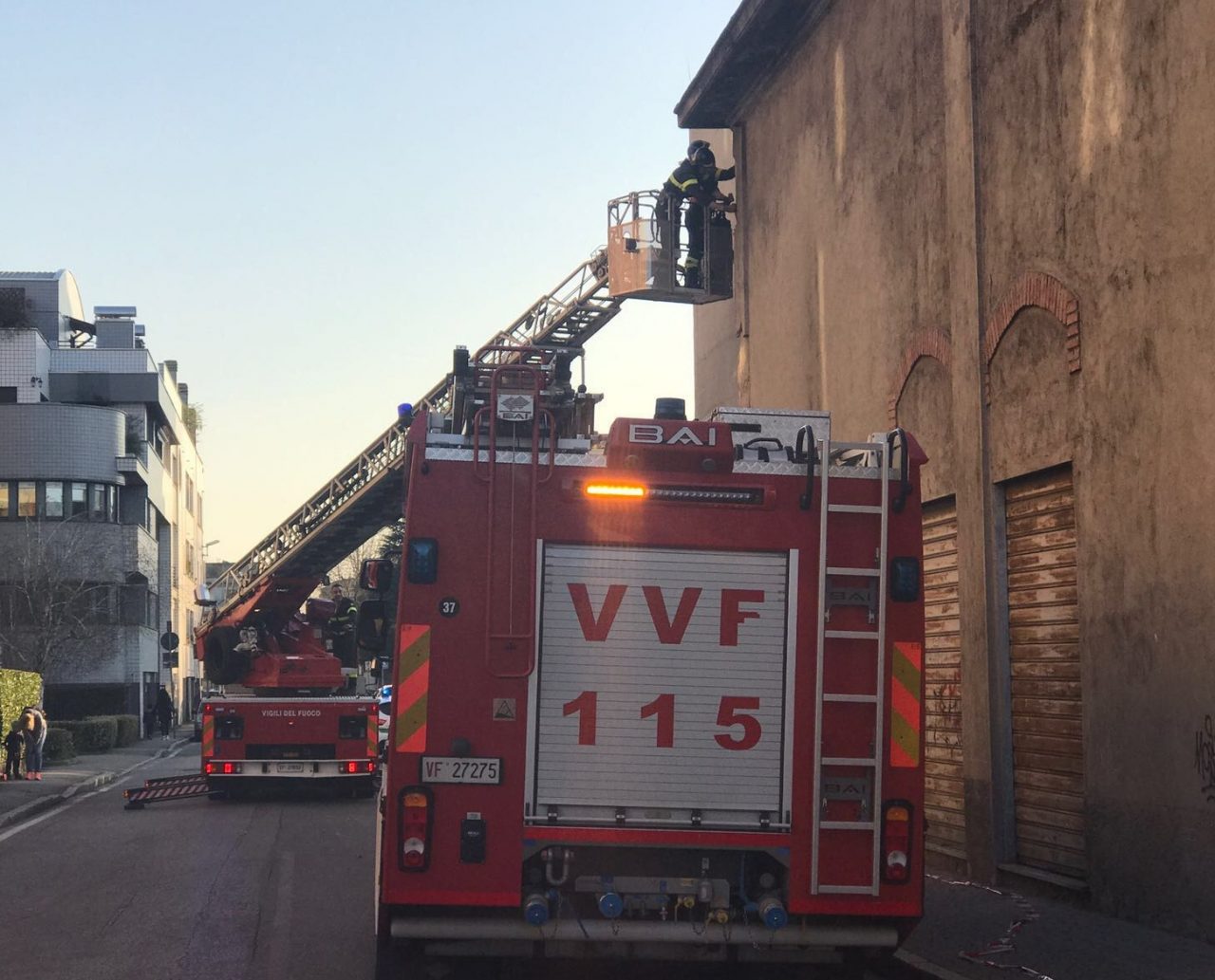 Monza, cede parte dell’intonaco di un edificio in via Agnesi